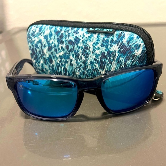 Blenders Canyon North Point Sunglasses with Blenders Case - Picture 1 of 11